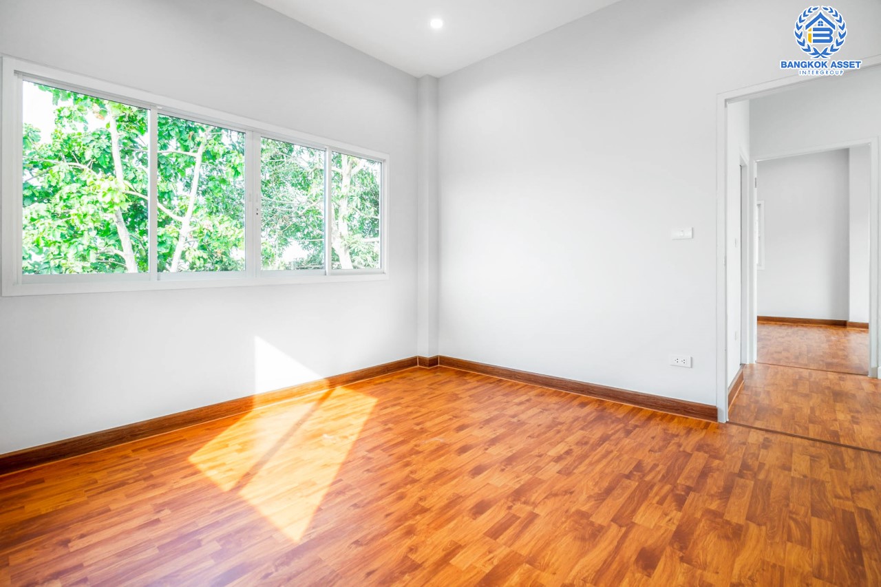 บ้านมือสองตกแต่งใหม่ ม.รติรมย์ 2 ราชพฤกษ์-กาญจนาภิเษก ซ.สวนผัก32 บ้านดีไซน์สวยพร้อมอยู่ เนื้อที่ 59.4 ตร.ว. ฟังก์ชัน 3 ห้องนอน 2 ห้องน้ำ 2 ที่จอดรถ บนทำเลศักยภาพ เชื่อมต่อหลายเส้นทางหลัก ใกล้ทางด่วน "ศรีรัช" และแหล่ง Community Mall ชั้นนำมากมาย